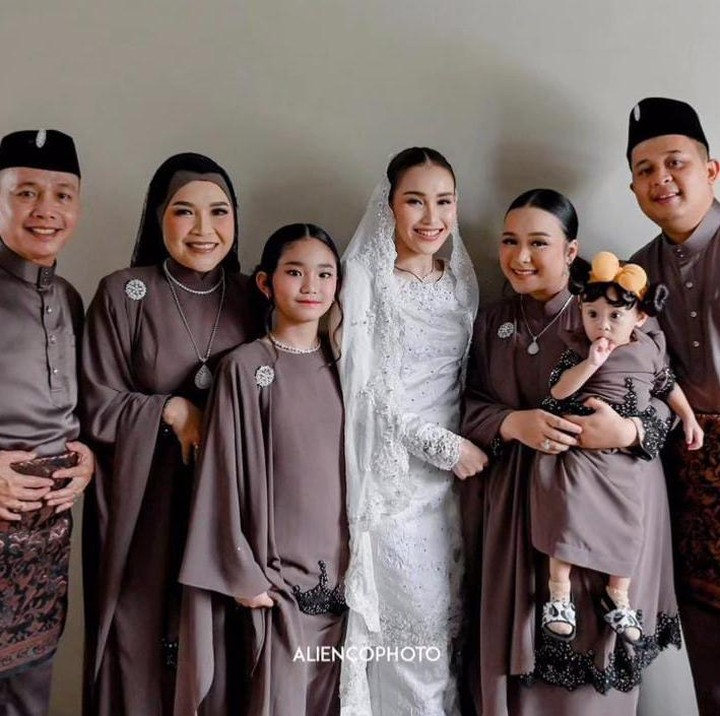 <p>Nama penyanyi dangdut Ayu Ting Ting belakangan ini tengah hangat diperbincangkan netizen. Hal ini terjadi karena banyak foto prosesi lamarannya yang beredar luas di media sosial. (Foto: Instagram@_mom_ayting92_)</p>