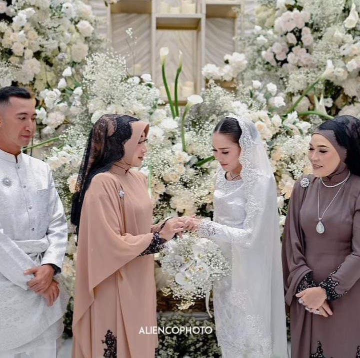 <p>Hal itu diungkap langsung oleh Ayu saat membawakan acara <em>Brownis</em> di Trans TV. Ayu mengaku lamarannya ini dilangsungkan kurang dari sebulan setelah berkenalan dengan calon suaminya yang bernama Muhammad Fardhana. (Foto: Instagram@_mom_ayting92_)</p>