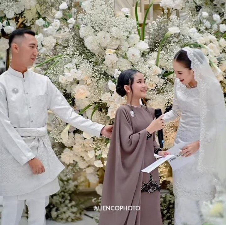 <p>Setelah 10 tahun dari perceraiannya dengan mantan suaminya yang pertama, Ayu akhirnya kembali membuka hati. Usut punya usut, ternyata Ayu terpikat dengan sikap pria tersebut. "Udah langsung klop aja gitu, udah nyambung satu sama lain, dan juga baik. Terus sayang sama Bilqis bisa menerima aku dan keluarga aku apa adanya," jelasnya. (Foto: Instagram@_mom_ayting92_)</p>