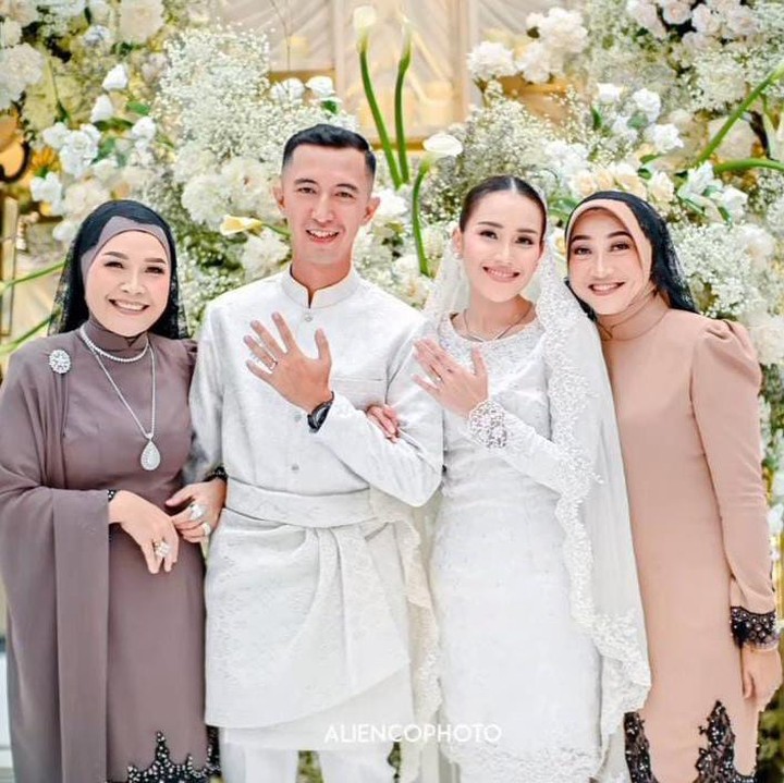 <p>"Namanya Muhammad Fardhana panggilannya Mas Dhana, kenalnya sebenarnya singkat banget," ujar Ayu dalam acara <em>Brownis.</em> Ia pun mengaku awal komunikasi hanya lewat telepon karena dijodohkan oleh ibunda masing-masing. (Foto: Instagram@_mom_ayting92_)</p>