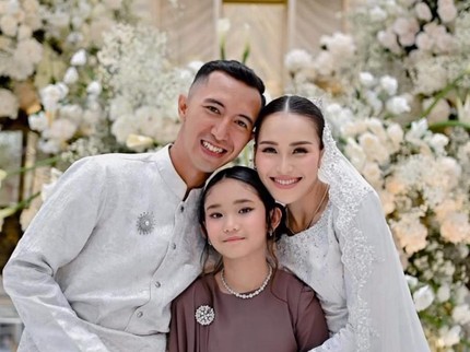7 Potret Lamaran Ayu Ting Ting dengan Pria yang Dijodohkan Ibunda