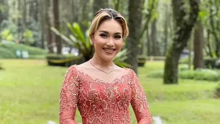 Ayu Ting Ting Pakai Kebaya