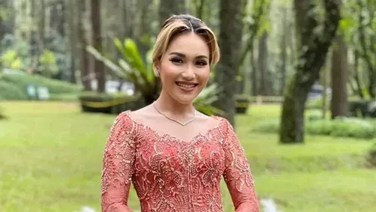 Ayu Ting Ting Pakai Kebaya