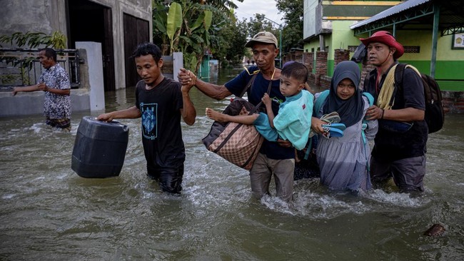 banjir-merendam-tujuh-kecamatan-di-demak-3_169.jpeg?w=650&q=90