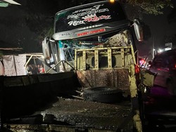 Lemparan Batu Pemotor ke Bus Picu Tabrakan Mengerikan di Cianjur