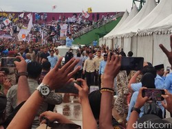 Relawan Prabowo-Gibran Tumplek Blek di Stadion Gelora Delta Sidoarjo
