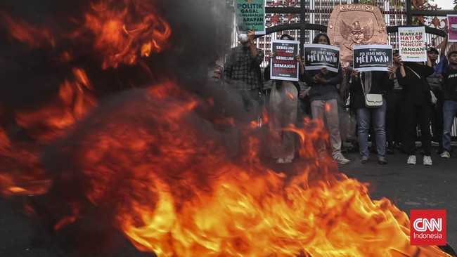 FOTO: Aksi BEM SI Gelar Baliho Jokowi di Jalan Depan KPU