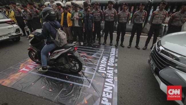 Pihak kepolisian dan TNI berkolaborasi mengerahkan 957 personel gabungan untuk mengamankan aksi unjuk rasa di depan Kantor KPU RI, Jakarta Pusat, Jumat (23/2).