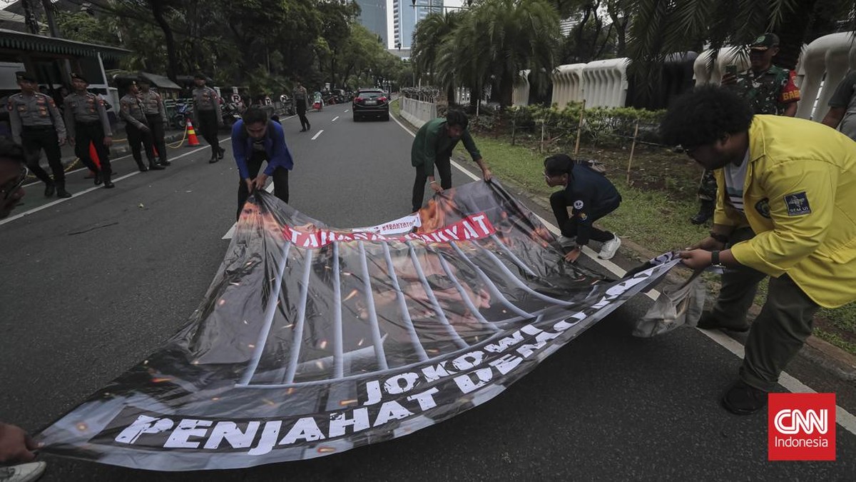 FOTO: Aksi BEM SI Gelar Baliho Jokowi di Jalan Depan KPU