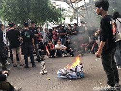 Massa Mahasiswa Geruduk Kantor DPRD DIY, Bakar Spanduk-Dorong Gerbang