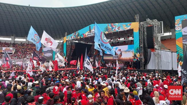 Ribuan orang mulai memadati Stadion Pakansari, Cibinong, Kabupaten Bogor, menghadiri kampanye akbar pasangan nomor 3, Ganjar Pranowo-Mahfud MD, Jumat (9/2).