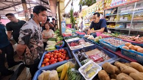 Gibran Blusukan ke Pasar Cihapit Bandung, Beli Timun 3 Kg
