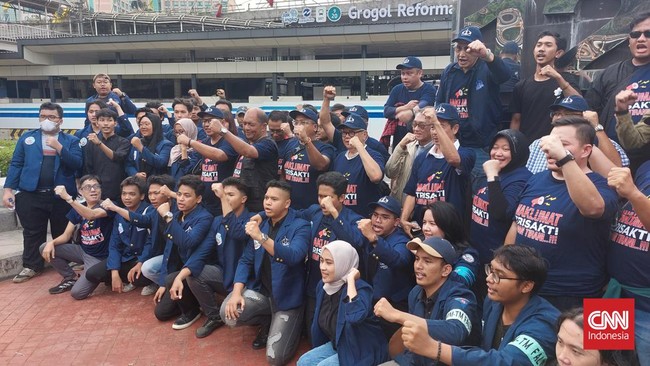 Mahasiswa Trisakti dilarang masuk kampus saat cuti bersama hari ini. Ada pula larangan menyampaikan orasi mengkritik pemerintah.