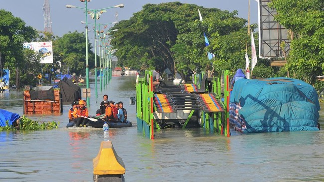 FOTO: Penampakan Truk Besar Tenggelam di Pantura Imbas Banjir Demak