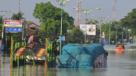 FOTO: Penampakan Truk Besar Tenggelam di Pantura Imbas Banjir Demak