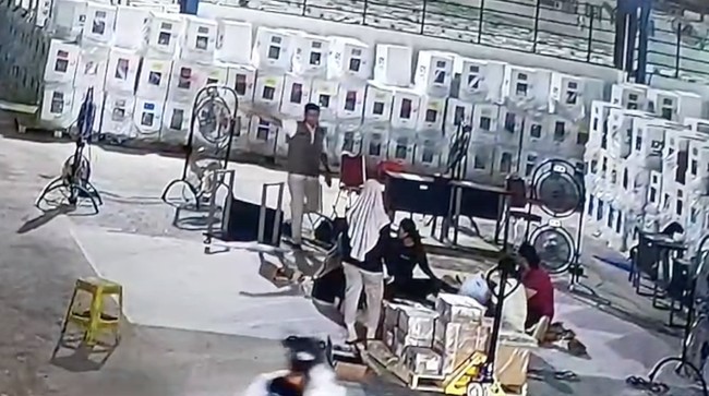 Ketua KPU Batam tertangkap kamera CCTV bertindak arogan dengan menendang meja di depan tiga petugas surat suara.