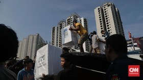 FOTO: KPU Distribusikan Logistik Pemilu ke Kepulauan Seribu
