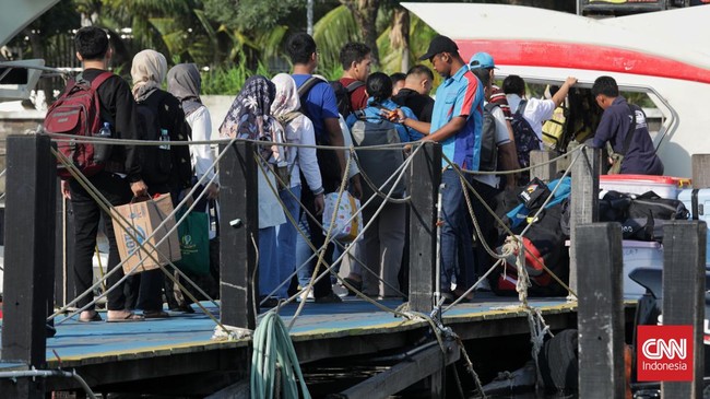 FOTO: Libur Panjang, Ramai Pelancong ke Pulau Seribu