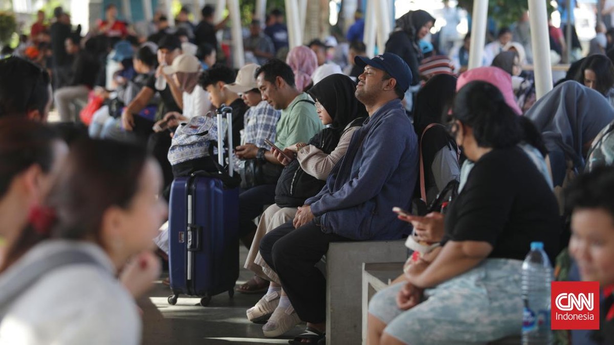 FOTO: Libur Panjang, Ramai Pelancong ke Pulau Seribu