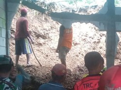 Tebing 4 Meter Longsor Timpa Rumah Warga Dongko Trenggalek