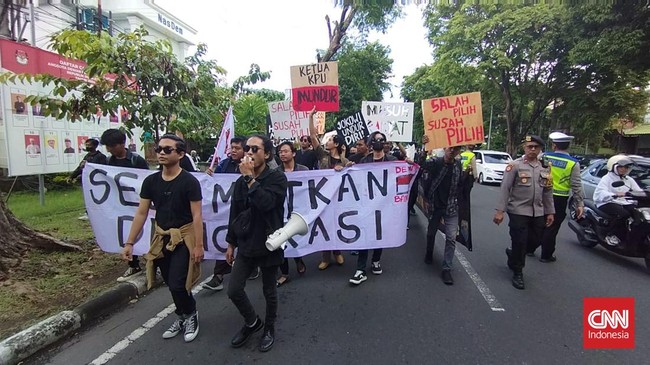 Puluhan orang dari Aliansi Mahasiswa dan Pemuda Bali menuntut Ketua KPU Hasyim Asyari mundur usai meloloskan Gibran Rakabuming sebagai cawapres.