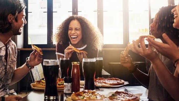 5 Makanan yang Nggak Boleh Dikonsumsi bareng Soda, Kenali Bahayanya!