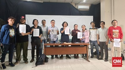 Masyarakat Sipil Akan Gugat Jokowi ke Pengadilan Jika Abaikan Somasi Koalisi masyarakat sipil akan gugat Presiden Jokowi jika mengabaikan somasi yang mereka kirimkan terkait dugaan penyalahgunaan kekuasaan dalam Pilpres 2024.