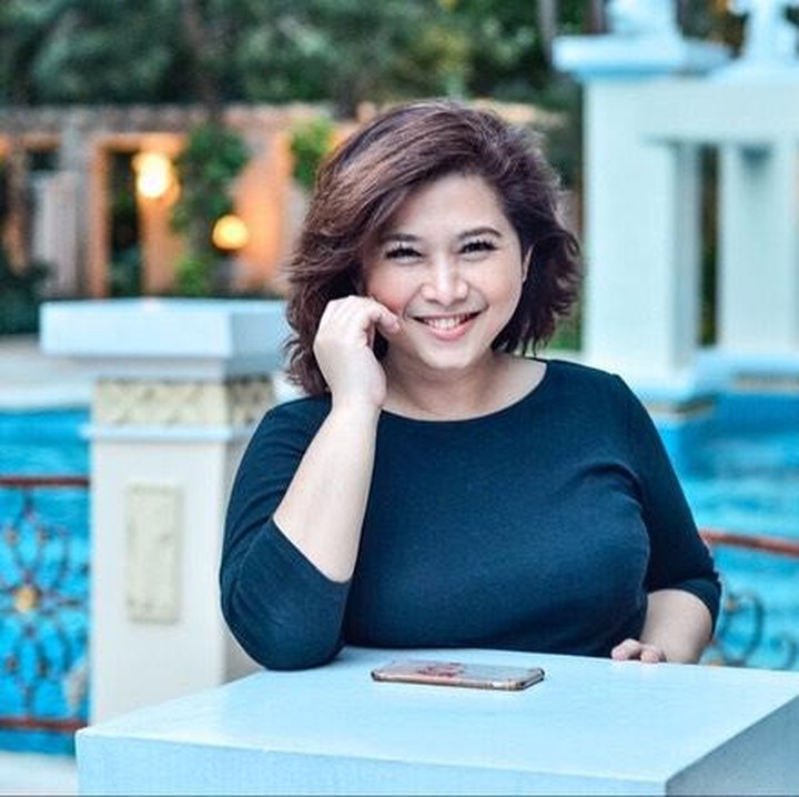 <p>Salah satu bintang serial komedi&nbsp;<em>Lenong Bocah</em>, Mellissa Grace, memutuskan untuk beralih profesi menjadi psikolog klinis. Pada 2005, Mellissa lulus sarjana psikologi dari Fakultas Psikologi Unika Atma Jaya dan mendapatkan predikat Cum Laude atau lulusan terbaik. Dua tahun kemudian, ia berhasil menyelesaikan pendidikan Program Magister Profesi Fakultas Psikolog Universitas Indonesia. Beberapa waktu lalu, Mellissa pernah mengungkap pekerjaan yang digelutinya ini ke publik. "Jadi psikolog klinis, lebih menangani masalah adaptasi, terus gangguan-gangguan seperti depresi dan trauma," ujar Mellissa, dikutip dari kanal YouTube TRANS7 OFFICIAL (Foto: Instagram@mellissa_grace)</p>