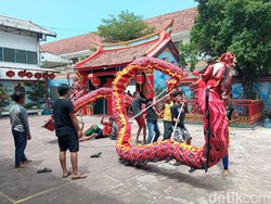 Aksi Liong-Barongsai Ramaikan Imlek di Kelenteng Tua di Cirebon