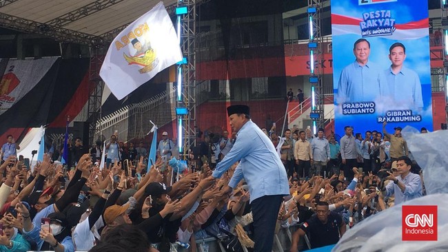Capres nomor 2, Prabowo Subianto ditemani AHY hingga Menteri BUMN Erick Thohir saat kampanye di Sidoarjo, Jawa Timur pada hari ini, Jumat (9/2).