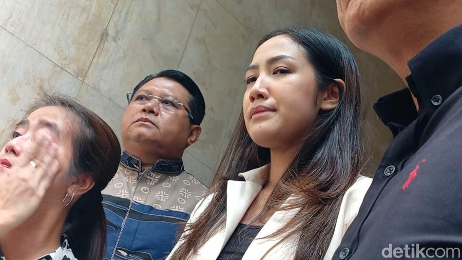 Tamara Tyasmara menangis dan emosi melihat rekaman CCTV anak ditenggelamkan YA.