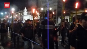 VIDEO: Aksi Jalan Mundur Bawa Obor di Jogja Kritik Demokrasi Indonesia