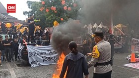 VIDEO: Unjuk Rasa Bakar Ban, Mahasiswa Berharap Ditemui Gibran