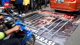 VIDEO: BEM SI Tuding 'Penjahat Demokrasi', Bikin Baliho Dilindas Mobil