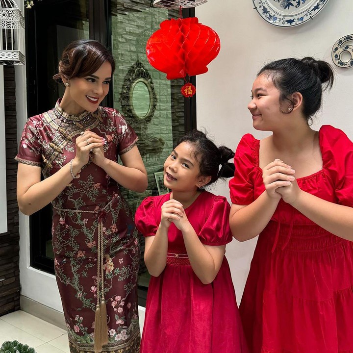 <p>Kehebohan terlihat di rumah tangga Astrid Tiar saat merayakan Imlek. Bersama kedua putrinya, Astrid mengenakan baju bernuansa Tahun Baru China. Mereka juga membuat video tentang hal-hal yang tidak boleh dilakukan pada hari Imlek. (Foto: Instagram @astridtiar127)</p>