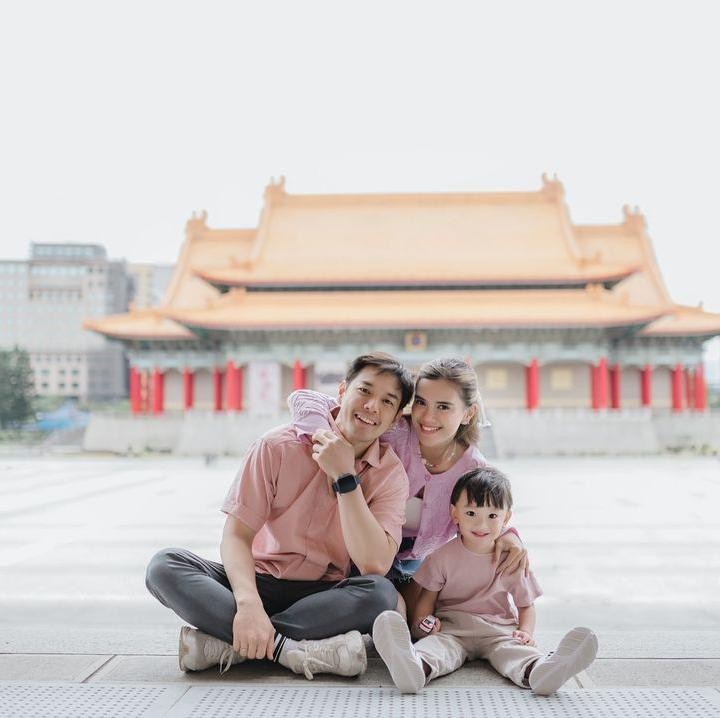 <p>Pasangan Audi Marissa dan Anthony Xie juga merayakan Imlek di tahun ini. Mereka membagikan potret bertiga dengan sang putra Anzel dengan ucapan, Gong Xi Fa Cai," dengan latar belakang tempat wisata di Taiwan. Foto: Instagram @audimarissa/Foto: Instagram @audimarissa</p>