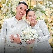 Intip Gaya Ayu Ting Ting Pakai Outfit Serba Putih saat Lamaran Bersama Muhammad Fardana