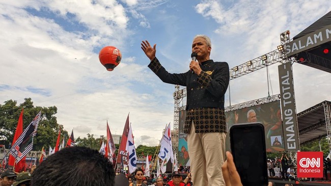 Capres no urut 3, Ganjar Pranowo, menggelar sesi doa bersama untuk pemeran Semar Badranaya, Blacius Subono, yang meninggal dunia saat mengisi kampanye akbarnya.