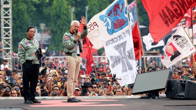 Kemeja putih raksasa yang dihadirkan itu bertuliskan janji kampanye Ganjar Pranowo-Mahfud MD. Digerakkan di atas massa yang hadir di lokasi.