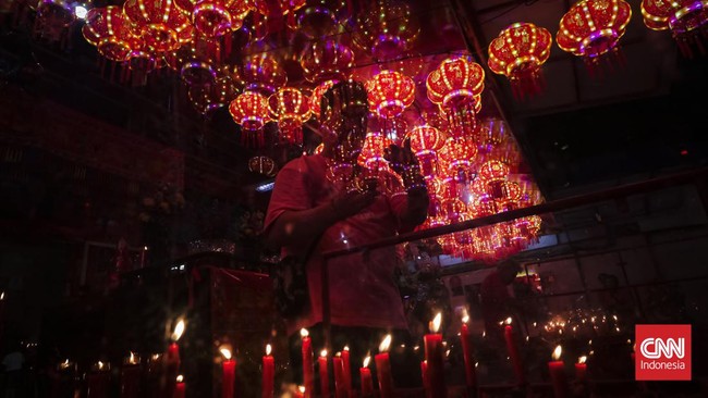 FOTO: Khusyuk Ibadah Sambut Imlek di Vihara Amurva Bhumi