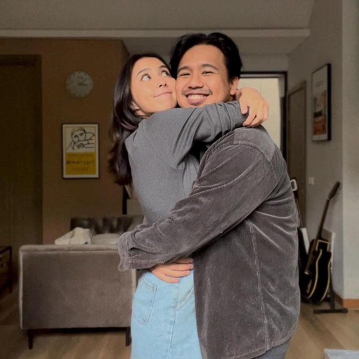 <p>Sejak menikah pada 22 Desember 2021, pasangan ini selalu terlihat kompak dan harmonis. Kini dengan kehadiran calon anak, mereka tampak semakin mesra ya, Bunda? (Foto: Instagram @clairineclay @jojosuherman)</p>