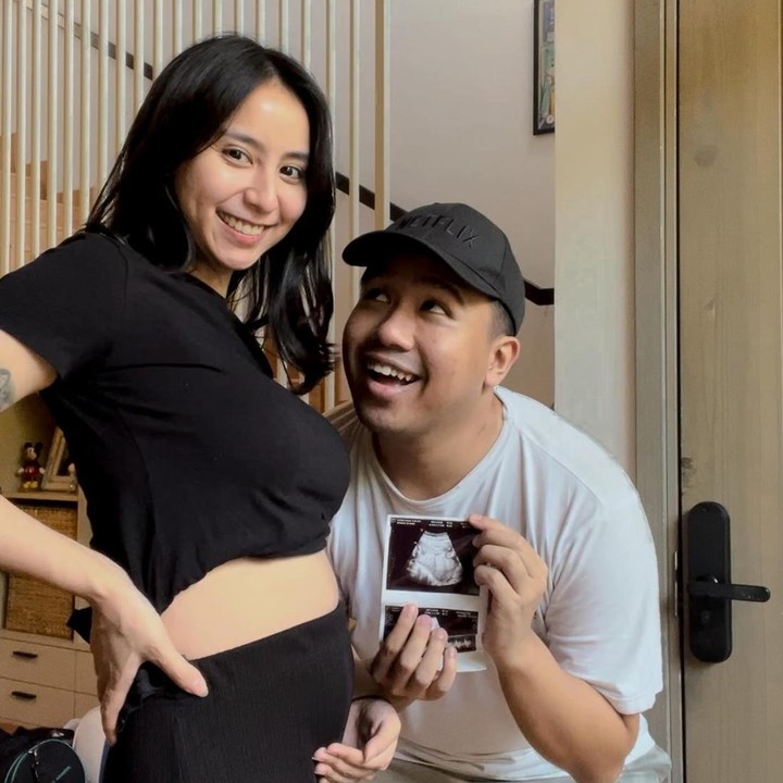<p>Mereka bercerita, Si Kecil selalu tertidur setiap kali disapa oleh mereka. "Setiap kali USG selalu lagi bobo nyenyak. Izin spill foto kamu bobo ya, nak," tulis Clairine. (Foto: Instagram @clairineclay @jojosuherman)</p>
