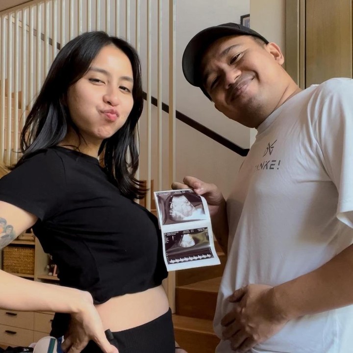 <p>Dalam foto yang diunggah, Clairine Clay tampak memamerkan <em>baby bump</em> yang sudah mulai terlihat. Sementara itu, Joshua tak mau kalah dengan memperlihatkan perutnya yang buncit. (Foto: Instagram @clairineclay @jojosuherman)</p>