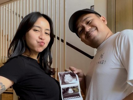 5 Potret Joshua Suherman dan Clarine Clay Pamer Baby Bump & Hasil USG Anak Pertama