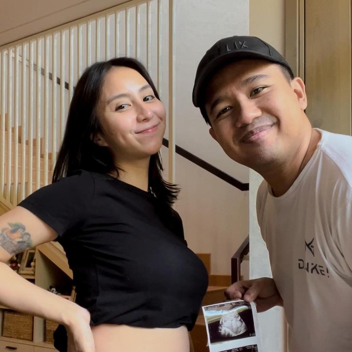 <p>Lewat media sosial, pasangan ini kompak membagikan kabar bahagia tersebut. Mereka mengunggah potret bersama hasil foto pemeriksaan USG Clairine. (Foto: Instagram @clairineclay @jojosuherman)</p>