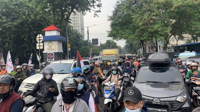 Antrean kendaraan yang ingin memasuki kawasan JIS memanjang bahkan sampai empat kilometer dan mereka tertahan di pertigaan Danau Sunter Selatan (Jakarta Utara).