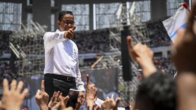 PDIP mengatakan Anies Baswedan kudu inisiatif mendaftarkan diri ke partai banteng bermoncong putih sebagai bakal cagub jika mau diusung di Pilkada 2024.