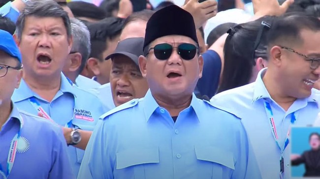 Calon presiden nomor urut 2 Prabowo Subianto menyanyikan lagu wajib nasional Maju Tak Gentar. Dilanjut joget diiringi lagu Oke Gas.