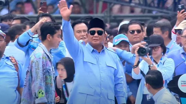 Capres no urut 2, Prabowo Subianto, menilai pihak yang tak setuju dengan program makan siang gratis bagi anak-anak "kebangetan" dan bukan orang yang waras.