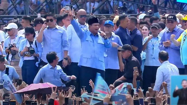 Prabowo Subianto kembali berjoget gemoy saat kampanye terakhir di Stadion Utama Gelora Bung Karno (SUGBK).